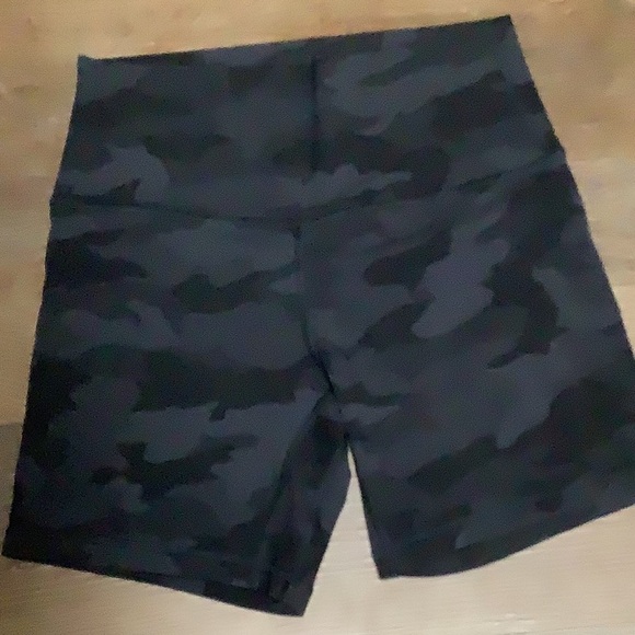 Lululemon Black Camouflage Shorts 8 - Picture 1 of 6